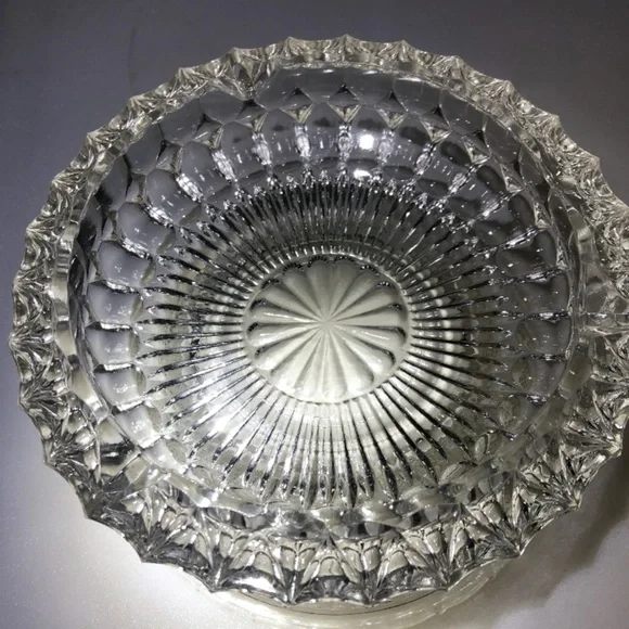 Beautiful, Vintage, clear glass dish - Picture 2 of 5
